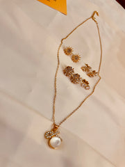 Bow Pearl Pendent Set With Four Interchangeable Stud's